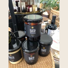 Blommesirup med mandler og rosmarin