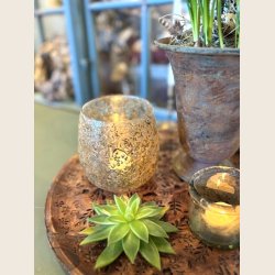 Fyrfadsstage med trrede blomster