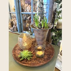 Fyrfadsstage med trrede blomster