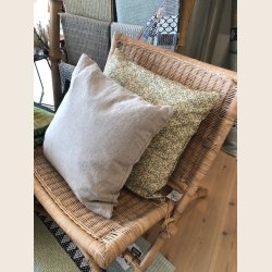 Hrfarvet pude med fyld. 50x50 cm