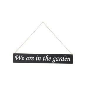 Skilt: We are in the Garden