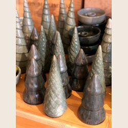 Juletrer i grn keramik