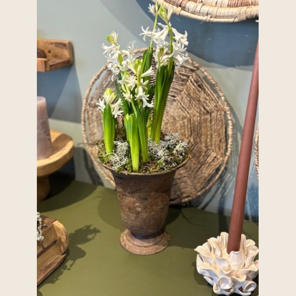 Opsats i rustfarvet metal