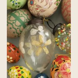 P�ske�g i glas med blomsterblade