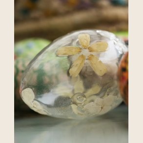 P�ske�g i glas med blomsterblade