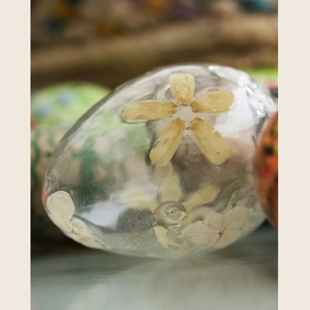 P�ske�g i glas med blomsterblade
