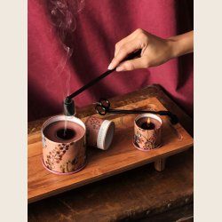 ILLUME duftlys i metalkrukke