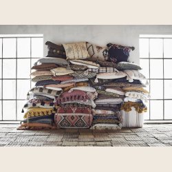 Stribet pudebetrk med frynser