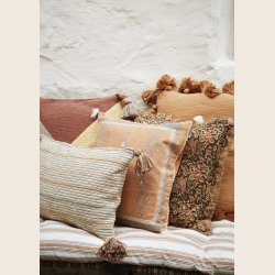 Velourpude med fyld. 45x45 cm