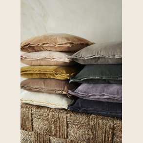 Velourpude med fyld. 45x45 cm